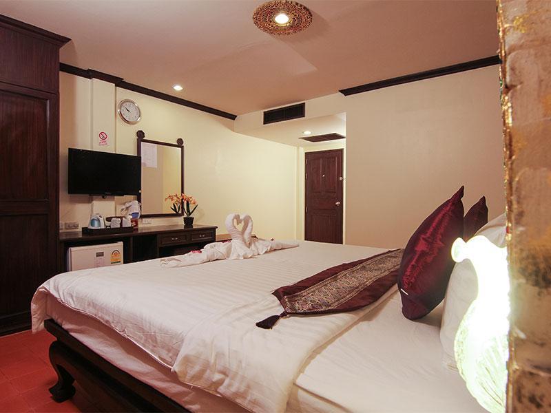 Pl Guesthouse Patong Exteriör bild